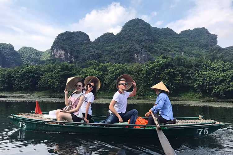 Quốc Thiên tạo dáng nhí nhảnh trên thuyền khi đi ngắm cảnh ở quần thể danh thắng Tràng An.