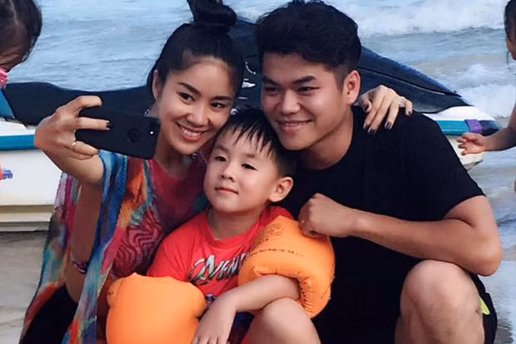 Vợ chồng Lê Phương - Trung Kiên dẫn con trai và mẹ đi biển. "Gọi là trăng mật cùng chồng cũng được, là tổ chức sinh nhật cho con tròn 5 tuổi cũng được, là Vu Lan đưa mẹ đi nghỉ dưỡng cũng được. Ai nói gì cũng được, miễn lòng an yên, là quá được", Lê Phương chia sẻ.