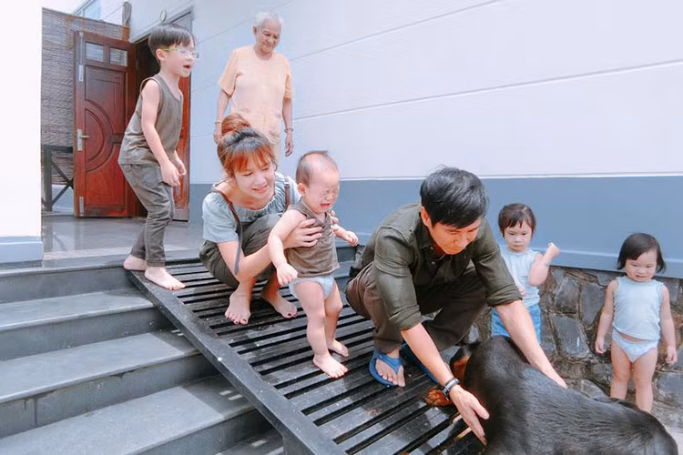 Cậu út nhà sao Việt Minh Hà - Lý Hải òa khóc khi bố mẹ cho xem cún cưng của nhà.