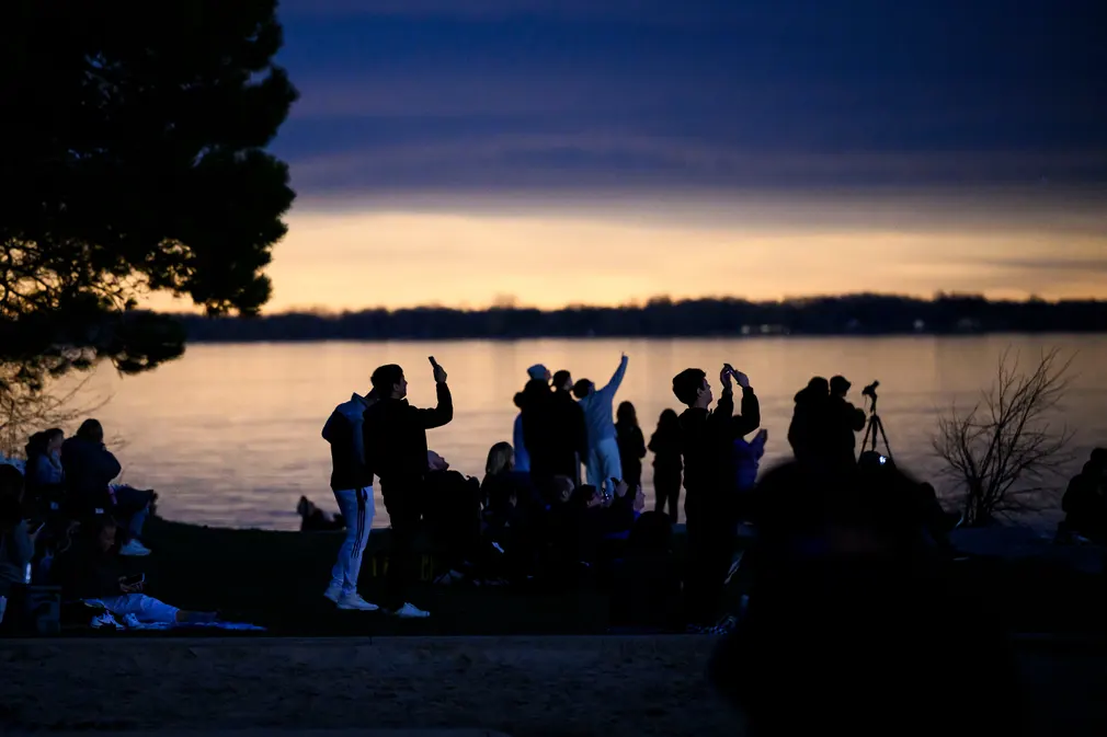 Mặt Trăng đi qua trước Mặt Trời ở Toronto, Canada. Nguồn: Theguardian.