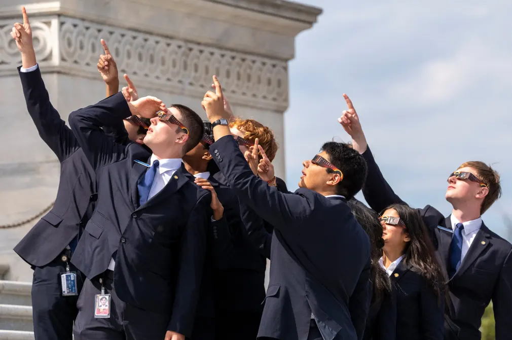 Ngắm nhìn nhật thực toàn phần ở Washington DC. Nguồn: Theguardian.