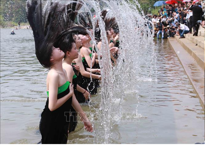 Người Thái có kho tàng văn hóa, văn nghệ vô cùng phong phú, đa dạng, giàu bản sắc. Lễ hội “Then Kin Pang” là nét văn hóa đặc sắc với nghi thức gội đầu “Áp hô Pang”. Ảnh: TTXVN/