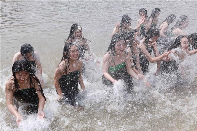 Then Kin Pang là mời Then (trời) về ăn và vui hội. Trước khi tham dự Then Kin Pang, người con gái dân tộc Thái nơi đây thường ra suối tắm gội. Ảnh: TTXVN.