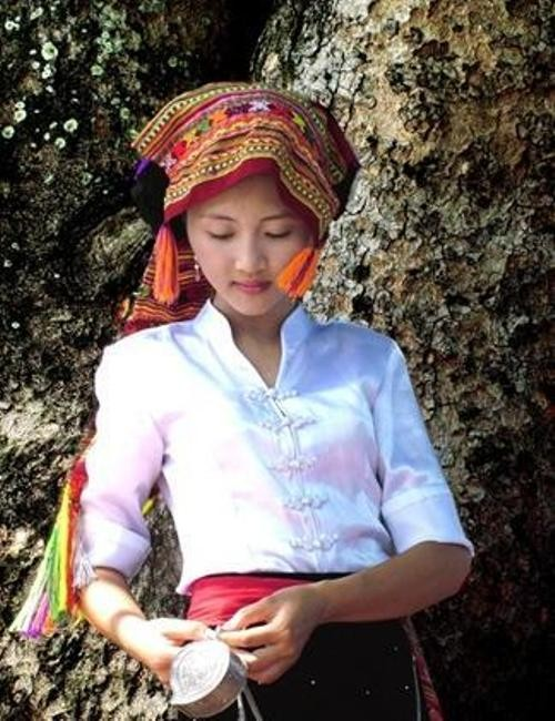 Một điều nữa làm nên vẻ đẹp của người con gái Thái, đó là ngay từ khi còn nhỏ, họ đã được các bà, các mẹ dạy cách thắt “xài yêu”, một loại thắt lưng bằng vải, để lớn lên các cô đều có thân hình “eo kíu manh po” - nghĩa là thắt đáy lưng ong.