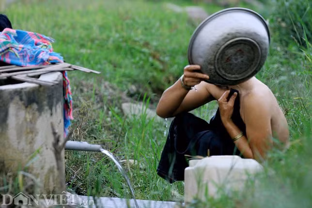 Phụ nữ Thái yêu văn nghệ, chị em người Thái ai ai cũng biết múa xòe, đây là điệu múa đòi hỏi phải kết hợp nhuần nhuyễn, uyển chuyển, linh hoạt của nhiều động tác trên cơ thể. Trong đó, xòe hoa là đỉnh cao của vũ hội cộng đồng mường bản. Động tác múa truyền đời đã hun đúc nên vẻ đẹp tao nhã, cao sang, hấp dẫn.