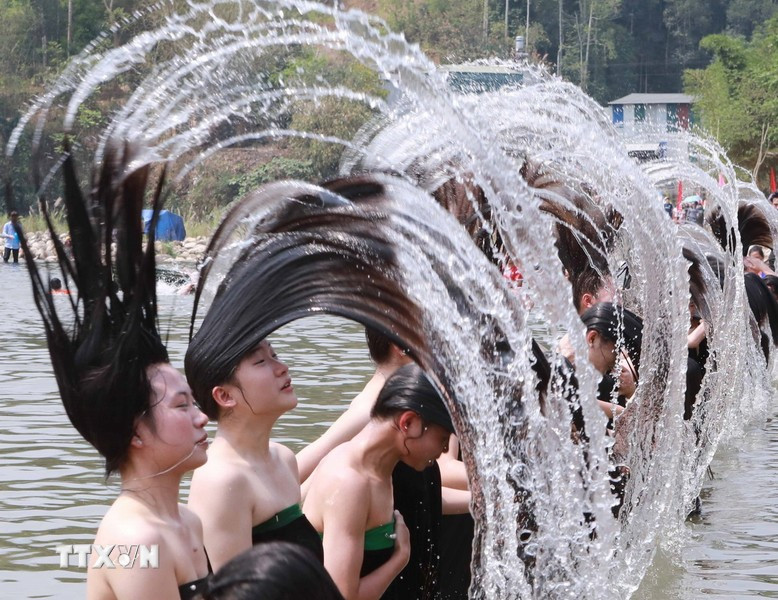 Từ quan niệm đó, gội đầu đã trở thành một nghi thức mang tính tâm linh không thể thiếu trong mỗi dịp Then Kin Pang. Ảnh: TTXVN/