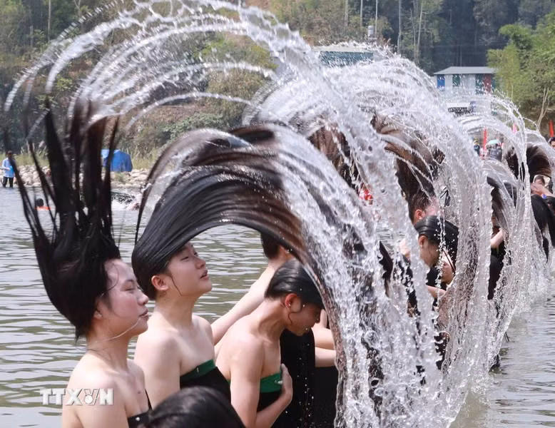 Từ quan niệm đó, gội đầu đã trở thành một nghi thức mang tính tâm linh không thể thiếu trong mỗi dịp Then Kin Pang. Ảnh: TTXVN/