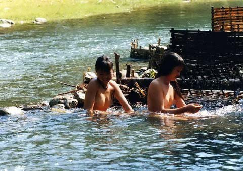 Nhưng điều gì đã làm nên vẻ đẹp của những người con gái Thái khiến lòng người say đắm như vậy? Thực tế, dân tộc Thái là một trong những dân tộc có kho tàng nghệ thuật làm đẹp, giữ gìn sắc đẹp phong phú, đặc sắc. Ảnh: Internet.