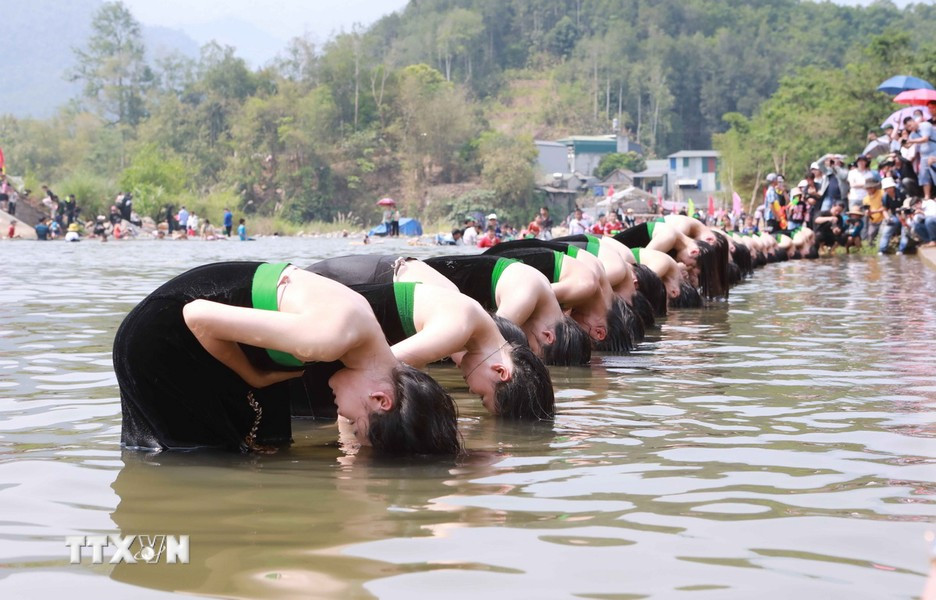 Mục đích là để làm sạch thân thể, tẩy uế, đuổi cái xấu trôi theo dòng nước, khi đi dự Then Kin Pang sẽ không làm vấy bụi chốn linh thiêng... Ảnh: TTXVN.