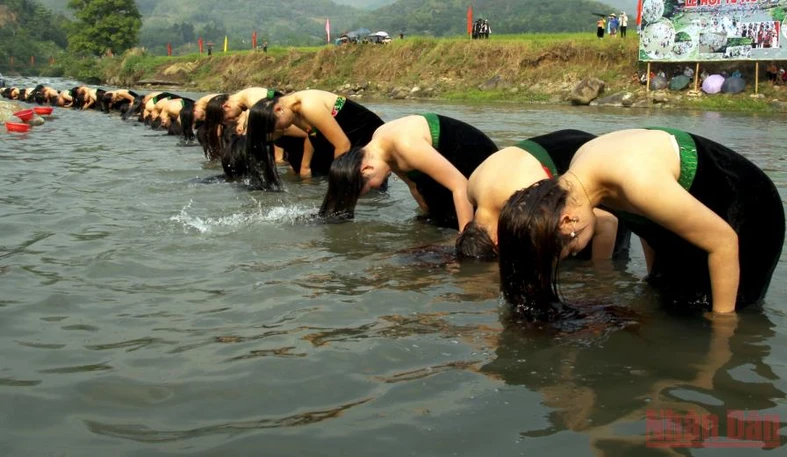 Bờ vai tròn trắng mịn màng, mái tóc đen óng tự nhiên, thân hình mềm mại, uyển chuyển, cân đối.... họ thực sự là những mỹ nữ, giai nhân. Ảnh: Nhân Dân/