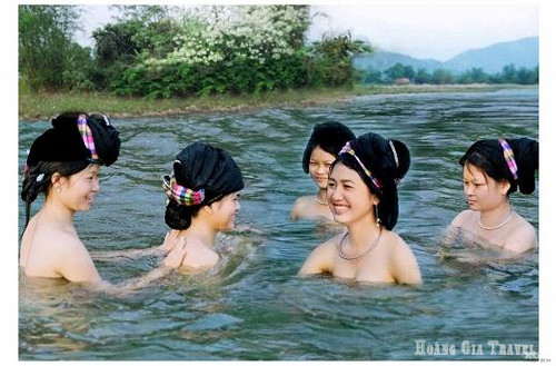 Phụ nữ Thái còn thường xuyên tắm suối - một hình thức mát xa da bằng dòng chảy của nước nguồn tinh khiết.