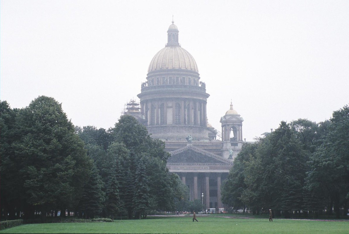 Nhà thờ chính tòa Thánh Isaac. Công trình được xây từ năm 1818-1858, chuyển đổi thành bảo tàng từ năm 1937, nhưng vẫn tổ chức thánh lễ vào một số dịp quan trọng của Chính Thống giáo.