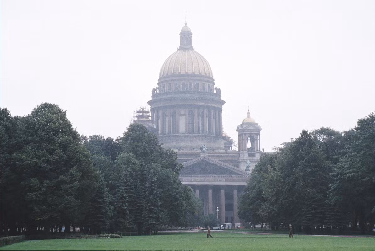 Nhà thờ chính tòa Thánh Isaac. Công trình được xây từ năm 1818-1858, chuyển đổi thành bảo tàng từ năm 1937, nhưng vẫn tổ chức thánh lễ vào một số dịp quan trọng của Chính Thống giáo.