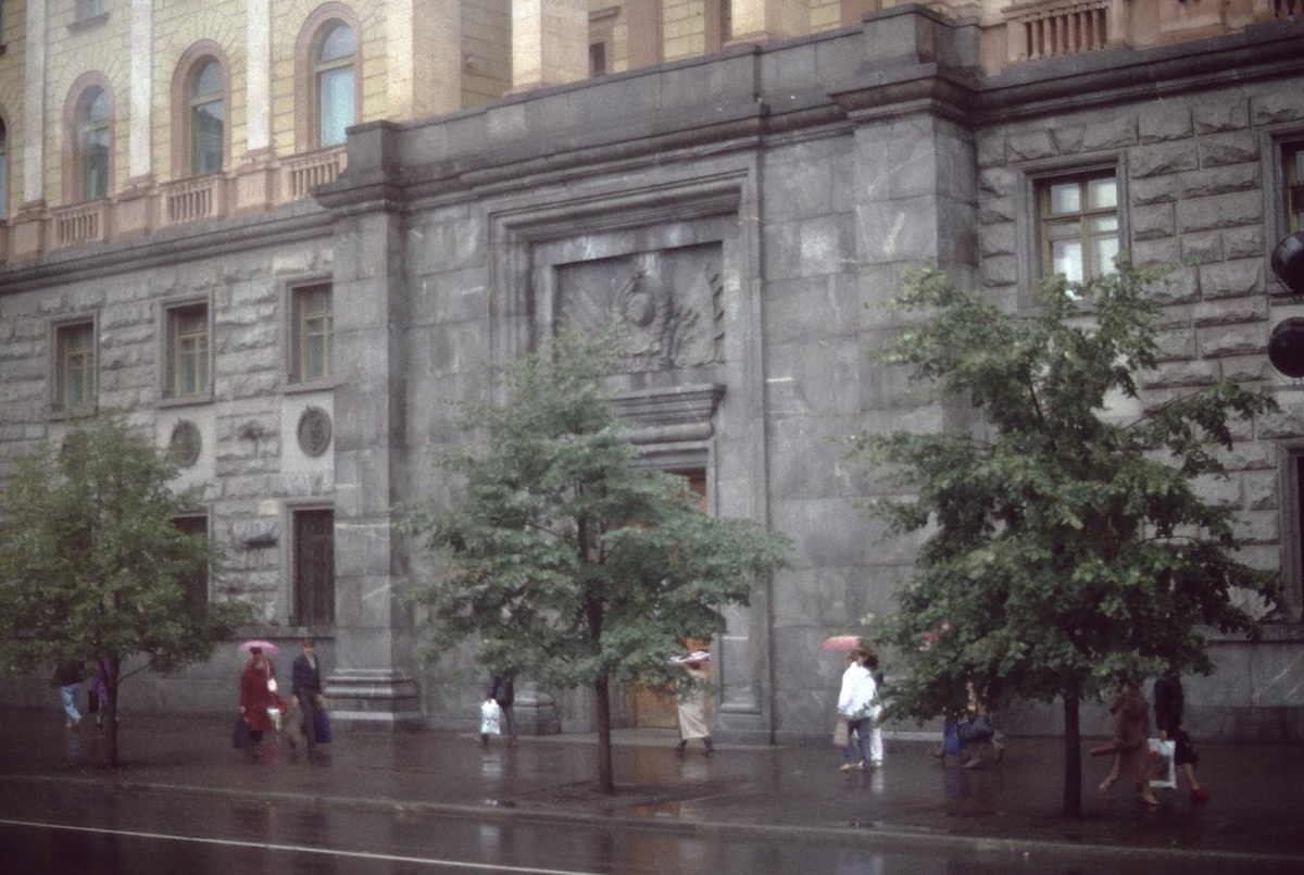 Cổng chính tòa nhà Lubyanka, trụ sở của KGB ở Moskva.