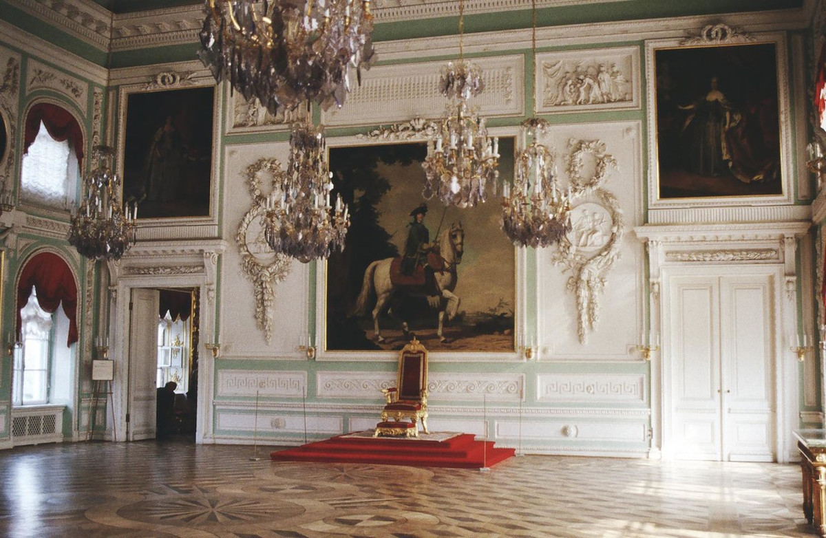 Phòng đặt ngai vua trong cung điện Peterhof.