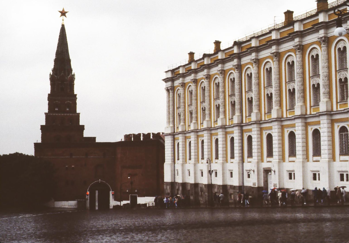 Dòng người vào tham quan Phòng Vũ khí, một bảo tàng trong khuôn viên Điện Kremly.