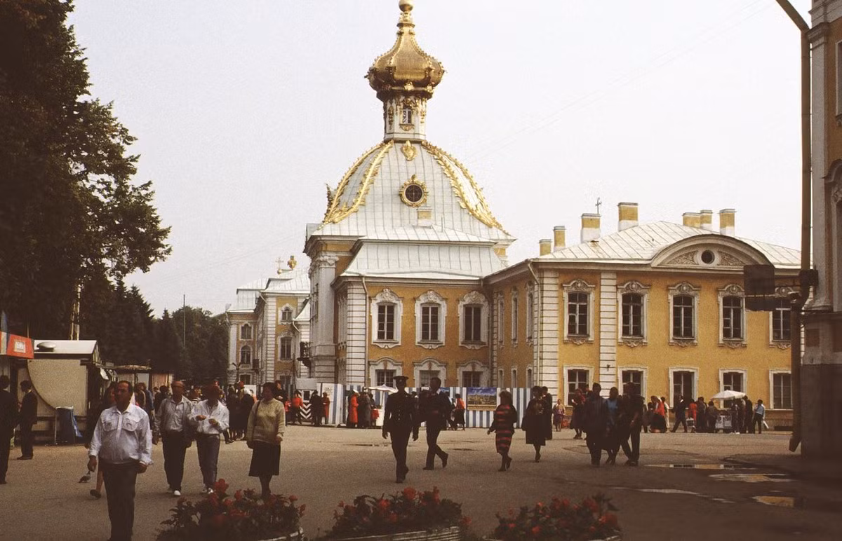 Trong khuôn viên cung điện Peterhof. Công trình được Pyotr Đại đế cho xây dựng từ năm 1714.
