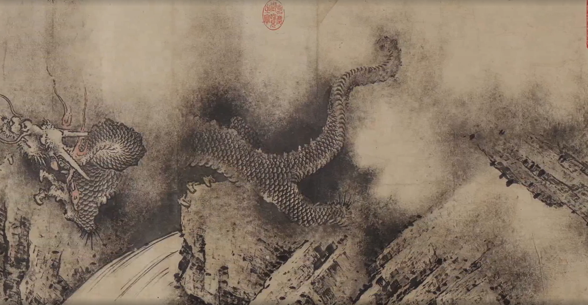 Lục long đồ gần 800 tuổi song còn nguyên vẹn, màu lụa vẫn bóng đẹp. Không tính phần thư pháp, tranh cuộn kích thước 34.3 x 440.4cm.