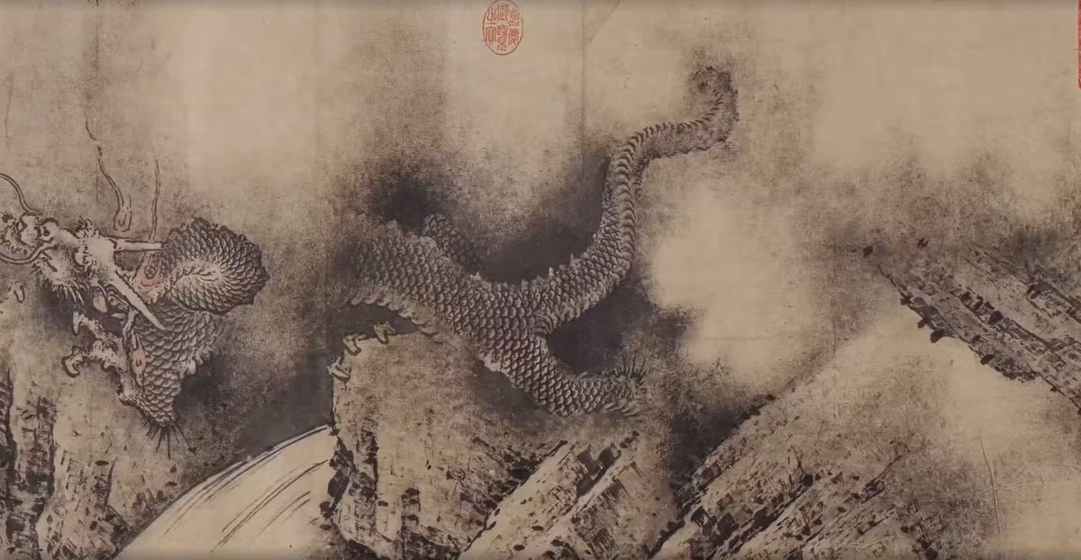 Lục long đồ gần 800 tuổi song còn nguyên vẹn, màu lụa vẫn bóng đẹp. Không tính phần thư pháp, tranh cuộn kích thước 34.3 x 440.4cm.