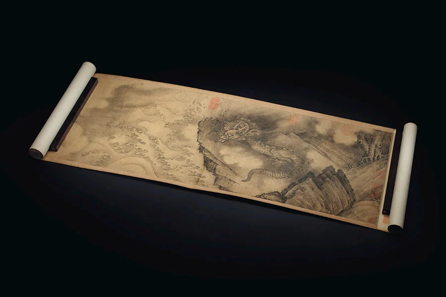 Cuối thời Thanh, Lục long đồ được ban thưởng cho đại thần Dịch Hân, được bảo quản trong Cung vương phủ của đại thần này. Con cháu của Dịch Hân bán bức tranh cho thương nhân đồ cổ người Nhật Bản, từ đó thuộc về Bảo tàng Nghệ thuật Fujita. Năm 2017, do các vấn đề về tài chính, bảo tàng đấu giá hơn 30 tác phẩm nghệ thuật, trong đó có Lục long đồ.