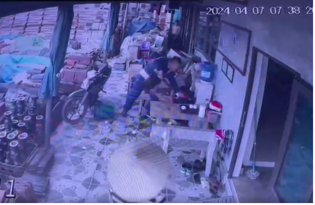 Tai xe bi nhan vien cay xang dam do mau thuan cho do oto