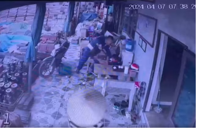 Tai xe bi nhan vien cay xang dam do mau thuan cho do oto