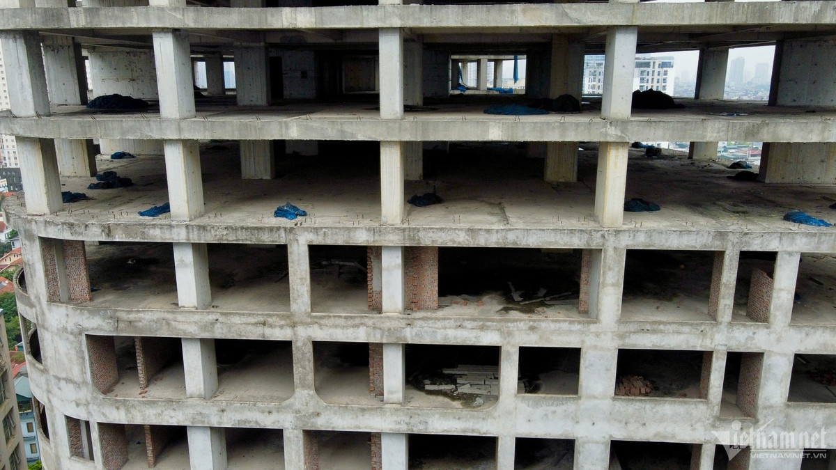 “Việc 4 lần điều chỉnh sai quy định đã làm thay đổi từ đất cơ quan cải tạo chỉnh trang (năm 2002, 2006) thành cơ quan văn phòng cao 25 tầng (năm 2008) thành văn phòng, dịch vụ thương mại và căn hộ chung cư để bán (năm 2010) đã làm tăng diện tích đất xây dựng từ 6.107m2 lên gần 6.147m2, tăng mật độ xây dựng từ 40% lên 51%, tăng số tầng trung bình 5 tầng lên 30 tầng, tăng diện tích xây dựng từ 2.443m2 lên 3.145m2, diện tích sàn xây dựng từ 12.214m2 lên 76.140m2, tăng quy mô dân số từ 500 người lên khoảng 1.308 người (tạm tính 327 căn hộ để ở x 4 người/căn hộ)” - kết luận thanh tra nêu.