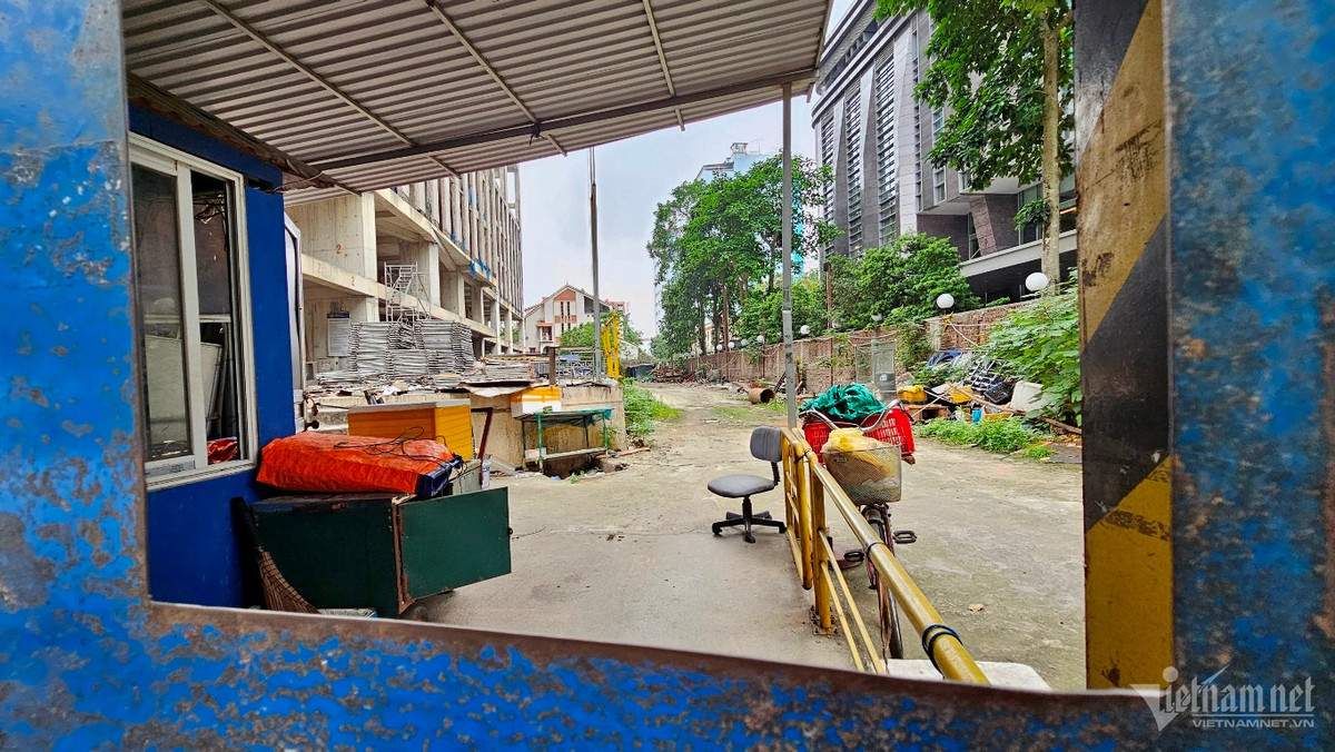 “Việc 4 lần điều chỉnh sai quy định đã làm thay đổi từ đất cơ quan cải tạo chỉnh trang (năm 2002, 2006) thành cơ quan văn phòng cao 25 tầng (năm 2008) thành văn phòng, dịch vụ thương mại và căn hộ chung cư để bán (năm 2010) đã làm tăng diện tích đất xây dựng từ 6.107m2 lên gần 6.147m2, tăng mật độ xây dựng từ 40% lên 51%, tăng số tầng trung bình 5 tầng lên 30 tầng, tăng diện tích xây dựng từ 2.443m2 lên 3.145m2, diện tích sàn xây dựng từ 12.214m2 lên 76.140m2, tăng quy mô dân số từ 500 người lên khoảng 1.308 người (tạm tính 327 căn hộ để ở x 4 người/căn hộ)” - kết luận thanh tra nêu.