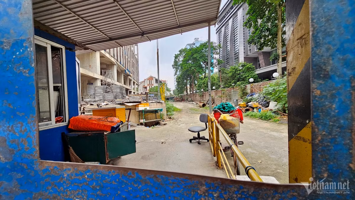 “Việc 4 lần điều chỉnh sai quy định đã làm thay đổi từ đất cơ quan cải tạo chỉnh trang (năm 2002, 2006) thành cơ quan văn phòng cao 25 tầng (năm 2008) thành văn phòng, dịch vụ thương mại và căn hộ chung cư để bán (năm 2010) đã làm tăng diện tích đất xây dựng từ 6.107m2 lên gần 6.147m2, tăng mật độ xây dựng từ 40% lên 51%, tăng số tầng trung bình 5 tầng lên 30 tầng, tăng diện tích xây dựng từ 2.443m2 lên 3.145m2, diện tích sàn xây dựng từ 12.214m2 lên 76.140m2, tăng quy mô dân số từ 500 người lên khoảng 1.308 người (tạm tính 327 căn hộ để ở x 4 người/căn hộ)” - kết luận thanh tra nêu.