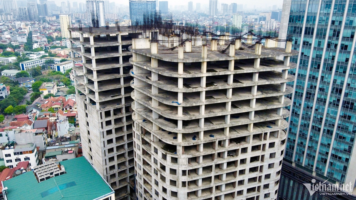 Trước đó, Thanh tra Bộ Xây dựng có kết luận chỉ ra nhiều vi phạm liên quan đến công tác quy hoạch, điều chỉnh quy hoạch, quản lý xây dựng được duyệt tại khu vực 2 bên tuyến đường Lê Văn Lương (Hà Nội), trong đó có dự án Thành An Tower tại số 21 Lê Văn Lương do Tổng Công ty Thành An làm chủ đầu tư.