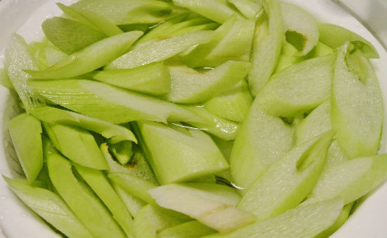 Hàm lượng vitamin A và E có trong dọc mùng cũng rất cần thiết cho mắt, nhất là bệnh thoái hóa điểm vàng thường gặp ở người cao tuổi.