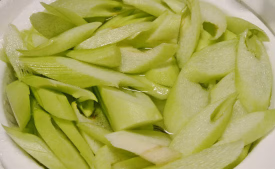 Hàm lượng vitamin A và E có trong dọc mùng cũng rất cần thiết cho mắt, nhất là bệnh thoái hóa điểm vàng thường gặp ở người cao tuổi.