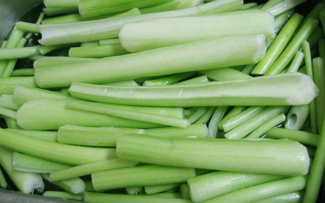 Dọc mùng là thân thảo, cuống lá (petiole) dày, xốp và mọng nước.