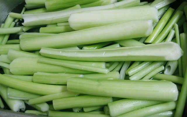 Dọc mùng là thân thảo, cuống lá (petiole) dày, xốp và mọng nước.