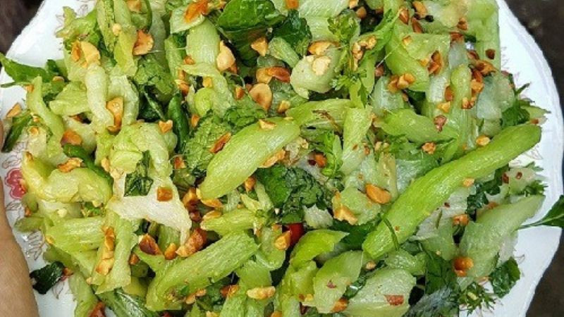 Món nộm dọc mùng. Để tránh bị ngứa khi ăn, khi sơ chế dọc mùng cần làm thật kỹ. Thân dọc mùng tước sạch vỏ, bỏ phần màng trắng, sau đó ngâm với nước muối khoảng 15 phút. Vắt sạch nước trong dọc mùng rồi mang đi nấu canh.