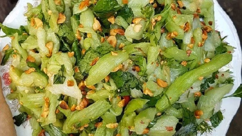 Món nộm dọc mùng. Để tránh bị ngứa khi ăn, khi sơ chế dọc mùng cần làm thật kỹ. Thân dọc mùng tước sạch vỏ, bỏ phần màng trắng, sau đó ngâm với nước muối khoảng 15 phút. Vắt sạch nước trong dọc mùng rồi mang đi nấu canh.