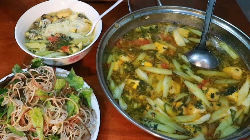 Dọc mùng thường bị nhầm lẫn với ráy, một loài cây rất ngứa tê môi lưỡi, cứng hàm, méo miệng. Theo kinh nghiệm, cây ráy nhìn thô hơn, xanh đậm hơn, còn dọc mùng có màu xanh nhạt, phủ lớp phấn trắng bên ngoài.