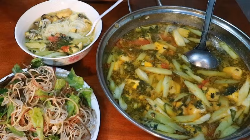 Dọc mùng thường bị nhầm lẫn với ráy, một loài cây rất ngứa tê môi lưỡi, cứng hàm, méo miệng. Theo kinh nghiệm, cây ráy nhìn thô hơn, xanh đậm hơn, còn dọc mùng có màu xanh nhạt, phủ lớp phấn trắng bên ngoài.