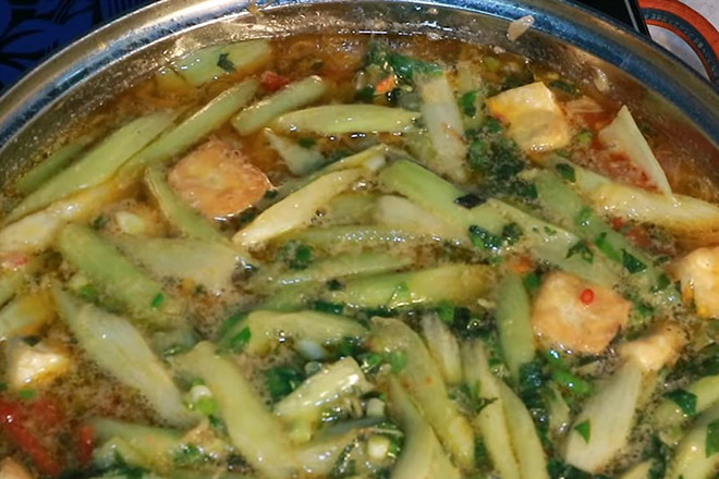 Tuy dọc mùng là món ăn ngon, tuy nhiên, những người bị bệnh gout hoặc đang đứng ở ranh giới báo động có nguy cơ bị bệnh gút được khuyến cáo là không nên ăn nhiều dọc mùng, đặc biệt là canh chua dọc mùng vì sẽ làm tăng axit uric.