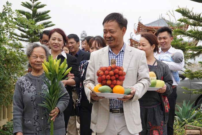 Tiết Thanh minh năm 2024 bắt đầu vào ngày 4/4 dương lịch (tức 26/2 âm lịch). Đây là một trong những ngày lễ quan trọng trong đời sống văn hóa, tinh thần của người Việt, để mọi người thể hiện đạo lý uống nước nhớ nguồn, bày tỏ lòng thành kính với tổ tiên. Ảnh minh họa Internet.