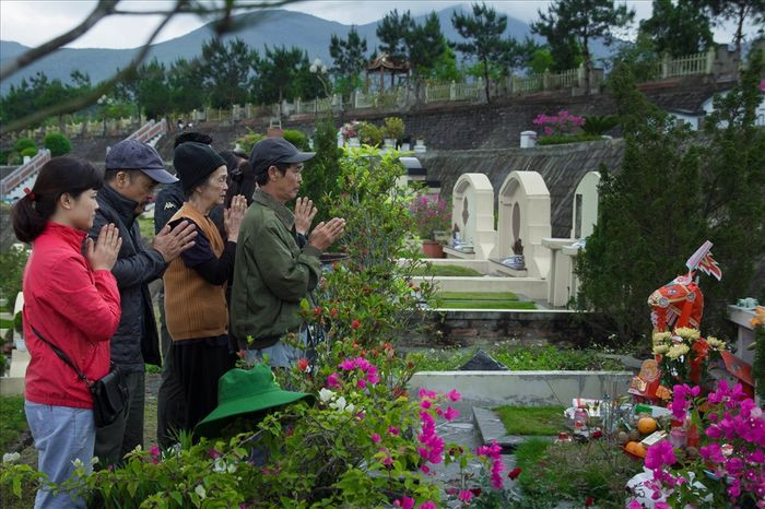 Mua giày mới. Trong tiếng Hán, chữ “hài” (giày) và chữ “tà” đồng âm. Có quan niệm cho rằng, mua giày vào ngày này sẽ không may mắn, dễ bị tà ma theo đuổi. Ảnh minh họa.