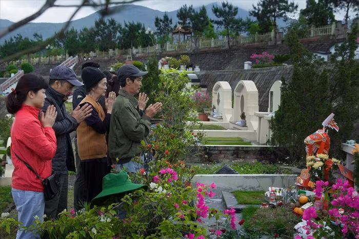 Mua giày mới. Trong tiếng Hán, chữ “hài” (giày) và chữ “tà” đồng âm. Có quan niệm cho rằng, mua giày vào ngày này sẽ không may mắn, dễ bị tà ma theo đuổi. Ảnh minh họa.