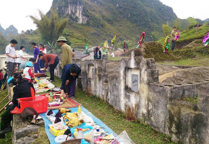 Không sửa sang 4 phía ngôi mộ. Việc này vừa để tỏ lòng kính trọng với những người đã khuất, thứ hai là để xem xét tình hình của mộ. Chẳng hạn, nếu xung quanh có nước sẽ có ảnh hưởng không tốt cho vận thế của người đời sau. Ảnh minh họa.