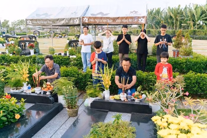 Không cười đùa, mắng chửi, to tiếng khi đi thăm mộ. Đặc biệt, khi dắt theo trẻ nhỏ cần phải giữ yên tĩnh trong khu vực mộ phần, tránh gây ồn ào, thể hiện sự bất kính đối với tổ tiên đã qua đời. Ảnh minh họa.