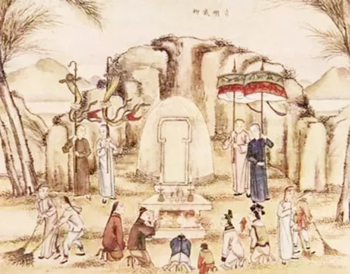 Tuy nhiên, các chuyên gia phong thủy lưu ý một số kiêng kỵ để tránh gặp điều xui xẻo khi đi tảo mộ Tết Thanh minh. Điều đầu tiên là không chụp ảnh ở nơi nghĩa trang, lăng mộ. Đây là điều đại kỵ, nhưng nhiều người, nhất là các bạn trẻ hay vướng phải.