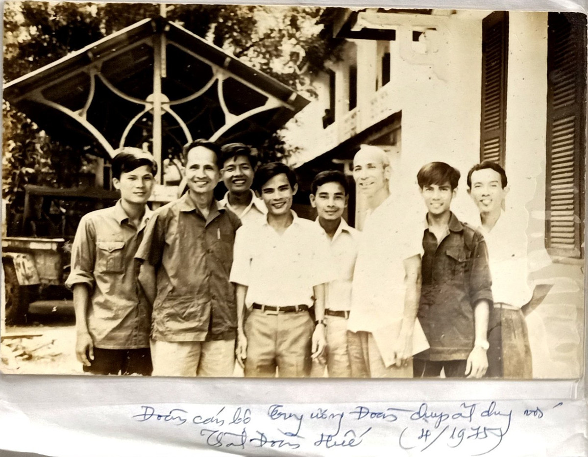 AHLD Le Cong Co va ky niem bai tho viet trong “dem trang” 30/4/1975-Hinh-2