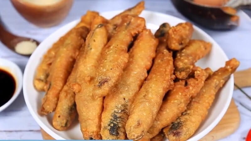 Cá chạch chiên vừng với lớp vỏ chiên vàng rụm, có thể ăn kèm với nước tương ăn kèm và cơm trắng thì cực ngon miệng giúp tăng sinh lực cho quý ông.