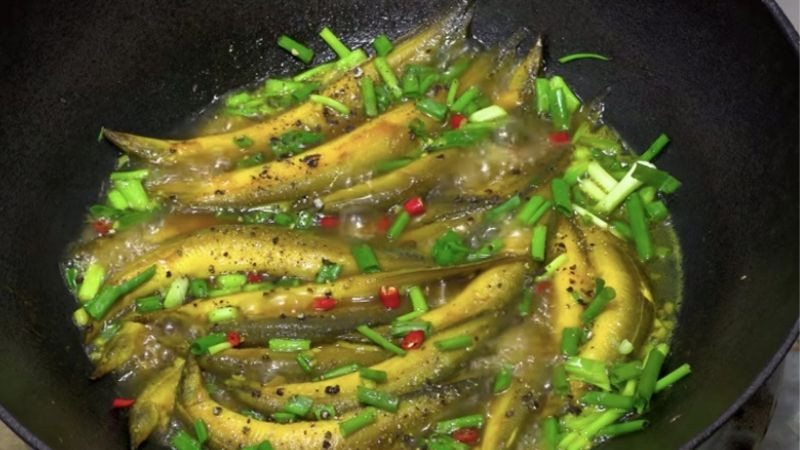 Cá chạch kho tiêu. Một miếng cá chạch thơm nồng nàn, cay the hấp dẫn kết hợp với một chén cơm trắng dẻo thơm, nóng hổi, vừa là thức ăn ngon vừa là vị thuốc bổ dưỡng.