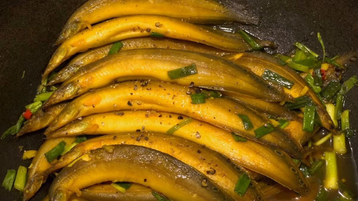 Cá chạch kho nghệ là một trong những món ăn dân dã của làng quê Việt Nam. Món ăn cuốn hút bạn bằng hương vị đậm đà, thơm ngọt đặc trưng hòa quyện trong từng miếng thịt cá vàng óng, hấp dẫn vô cùng.