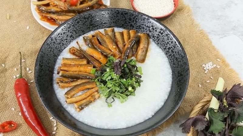 Đặc biệt, cá chạch được coi là "vô địch về canxi" khi chứa hàm lượng canxi rất cao gấp 6 lần cá chép và nhiều gấp 10 lần mực/bạch tuộc. Ăn cá chạch thường xuyên có thể ngăn ngừa bệnh còi xương ở trẻ em, bệnh loãng xương ở người cao tuổi sinh ra gãy xương, chất lượng xương giảm.